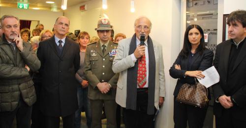 Le autorità presenti. Al centro, il Presidente dell'Associazione artisti valdostani, Antonio Vizzi