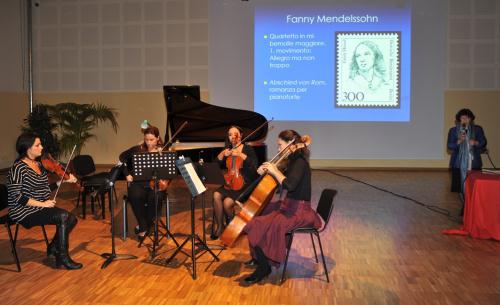 L'esibizione de "Le Cameriste ambrosiane" durante l'intervento di Pinuccia Carrer, docente di storia della musica al Conservatorio Verdi di Milano