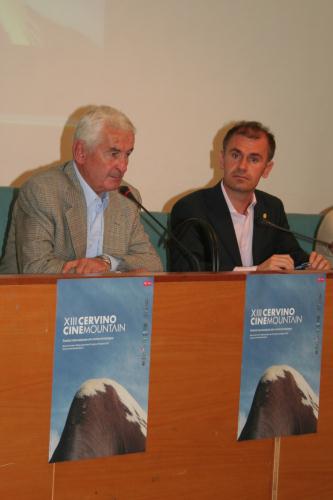 Antonio Carrel, storica guida del Cervino, insieme al Vicepresidente del Consiglio Albert Chatrian