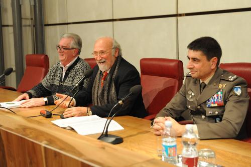 Da sinistra: Carlo Bionaz (Presidente ANA), Antonio Vizzi (autore) e il Generale Antonio Maggi (Comandante del Centro Addestramento Alpino)