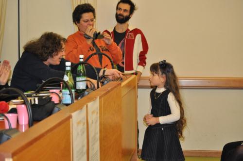 La piccola Giorgia Raniero riceve il premio