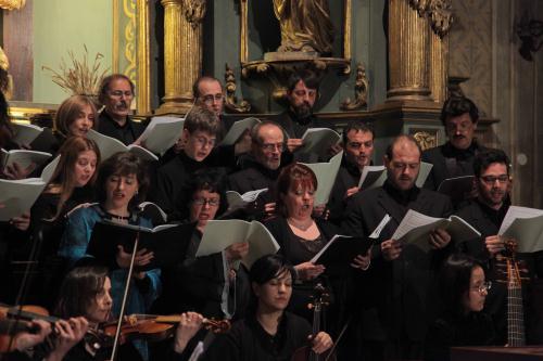 Il coro nel suggestivo scenario della Chiesa di Santa Croce di Aosta