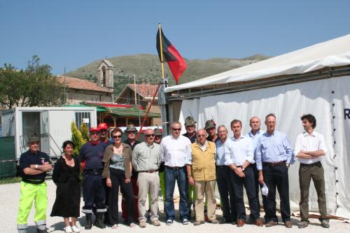 I Consiglieri, accompagnati dalle autorità comunali locali, hanno  incontrato i volontari valdostani che operano nel campo di Lucoli
