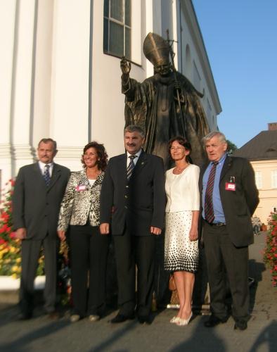 La delegazione valdostana sotto la statua dedicata a Giovanni Paolo II