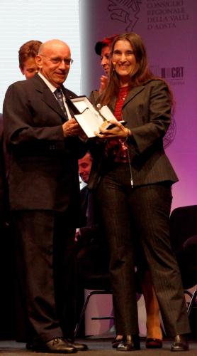 Il Presidente Alberto Cerise consegna il Premio Popolarità a Fiammetta Cappellini 