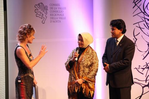 La conduttrice della serata, la giornalista Rai Maria Concetta Mattei, insieme alla Donna dell'anno 2009, l'indonesiana Musdah Mulia Siti