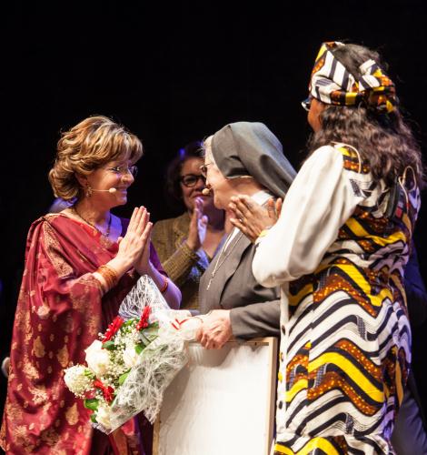 Le tre finaliste insieme sul palco del teatro Splendor di Aosta