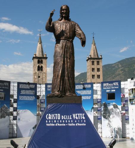 Il Cristo tra i due campanili della Cattedrale di Aosta