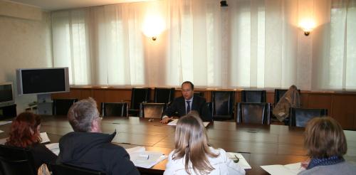 Flavio Curto insieme ai giornalisti nella sala delle commissioni del Consilgio regionale