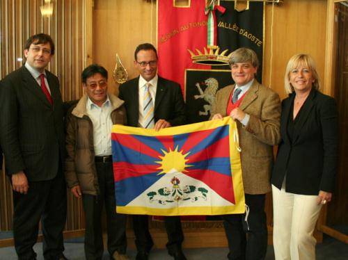 Da sinistra: Bruno Mellano, Coordinatore dellintergruppo parlamentare per il Tibet, i Presidenti Karma Chopet, Ego Perron, Luciano Caveri e la Consigliera Adriana Viérin