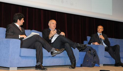 L'intervista al giornalista e scrittore Maurizio Torrealta (al centro). Sulla destra, il segretario del SAP Valle d'Aosta, Massimo Denarier