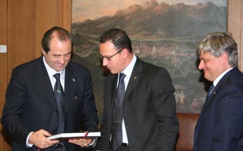 Il Presidente Ego Perron con il Ministro Antonio Di Pietro. Sulla destra, il Presidente della Regione, Luciano Caveri