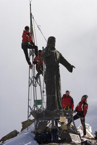 La statua pronta ad essere smembrata e portata nella piazza di Gressoney-La-Trinité per il successivo restauro