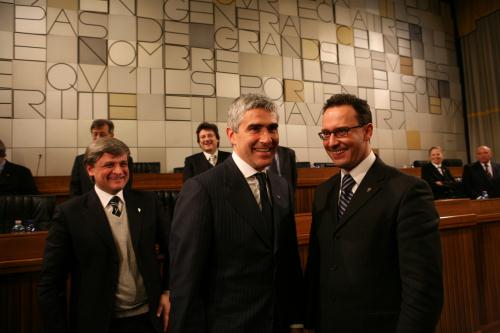 I Presidenti del Consiglio (a destra) e della Regione (a sinistra) insieme al Presidente Casini (al centro)