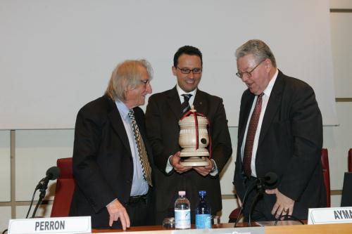 Il Presidente del Consiglio regionale, Ego Perron (al centro), insieme al Direttore dell'Osservatorio astronomico della Valle d'Aosta, prof. Enzo Bertolini (a sinistra), e al Direttore del CERN