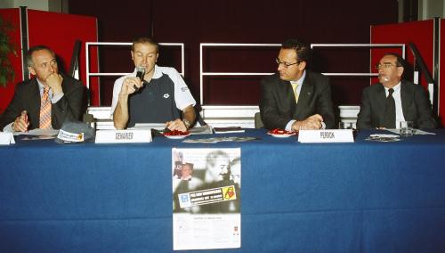 Da sinistra: Filippo Saltamartini, Segretario generale del Sindacato Autonomo di Polizia-SAP, Massimo Denarier, Segretario regionale del SAP, Ego Perron, Presidente del Consiglio Valle, e Antonio Colotto, Primario del reparto di psichiatria dell'Ospedale di Aosta