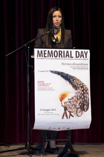 La Consigliera segretario Emily Rini apre la Cerimonia in ricordo delle vittime del dovere al Teatro Giacosa di Aosta