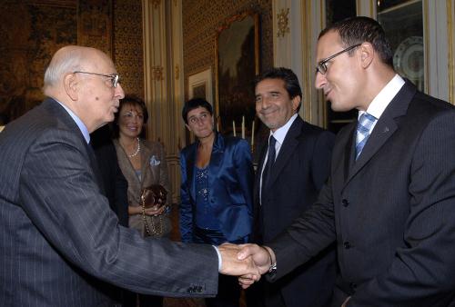 Stretta di mano fra il Presidente Giorgio Napolitano e il Presidente del Consiglio, Ego Perron