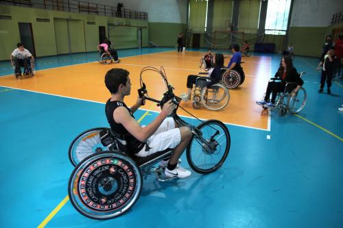 Gli studenti si cimentano con le apparecchiature specifiche utilizzate dai disabili nelle attività sportive nella palestra della Scuola Media di Morgex