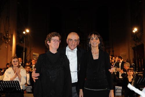 Il direttore d'orchestra Lino Blanchod insieme alle direttrici di coro Luigina Stévenin e Ornella Manella