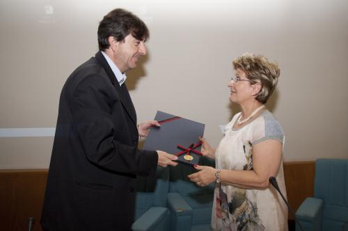 Il Vice Presidente del Consiglio André Lanièce omaggia Sara Grillo Ferriani con un libro