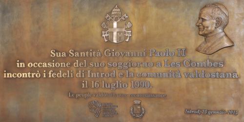 La targa dedicata a San Giovanni Paolo II
