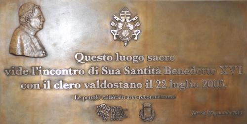 La targa dedicata a Papa emerito Benedetto XVI