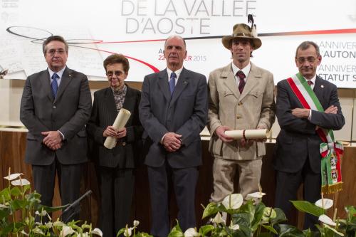 I Presidenti del Consiglio e della Regione e il Sindaco di Aosta insieme agli insigniti