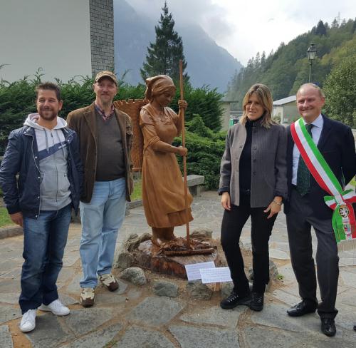 I due artisti, Simone Allione e Stefano Arnodo, insieme alla Consigliera segretario Chantal Certan e al Sindaco di Gaby, Pierluigi Ropele (primo da destra)