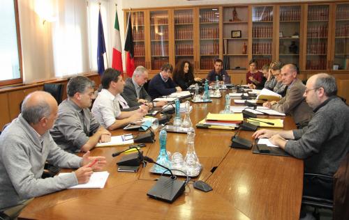 I Consiglieri riuniti nella sala delle Commissioni di Palazzo regionale