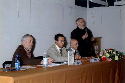 Da sinistra: il Vicepresidente e il Presidente del Consiglio Valle, Roberto Nicco e Ego Perron, l'autore del volume, Giorgio Betti, e il Sindaco di Fénis, Giuseppe Cerise