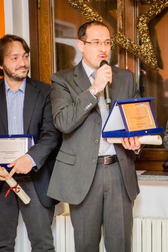 La consegna di un riconoscimento a Vincenzo Christian Varone, Presidente dell'Associazione Valdostana Autismo