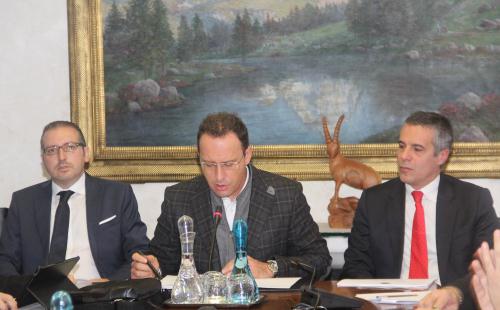 L'audizione dell'Assessore al bilancio, Ego Perron (al centro), dell'Amministratore unico della società, Lorenzo Sommo (a destra), e del Direttore generale, Gianfranco Scordato (a sinistra)