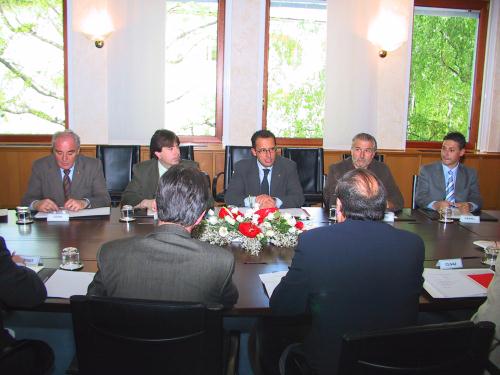 Il Presidente Ego Perron, al centro, durante la riunione