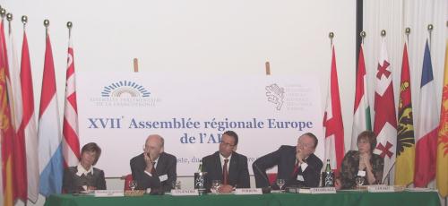 Da sinistra: il segretario generale dell'APF, Jacques Legendre (senatore della Francia), Ego Perron (Presidente del Consiglio Valle), Freddy Deghilage (Vicepresidente del Parlement de la Communauté française de Belgique)