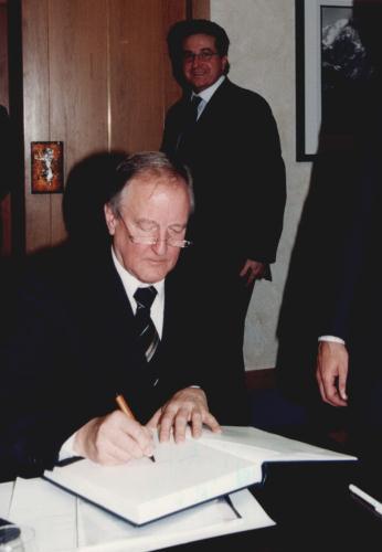 Il Presidente Peter Straub intento a firmare il libro d'oro del Consiglio Valle