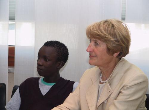 La Consigliera segretario Secondina Squarzino accanto a uno dei giovani mozambicani