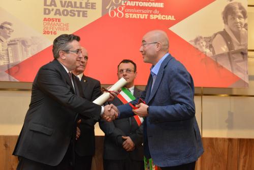 La consegna dell'onorificenza a Aldo Cazzullo, Ami de la Vallée d'Aoste 2015