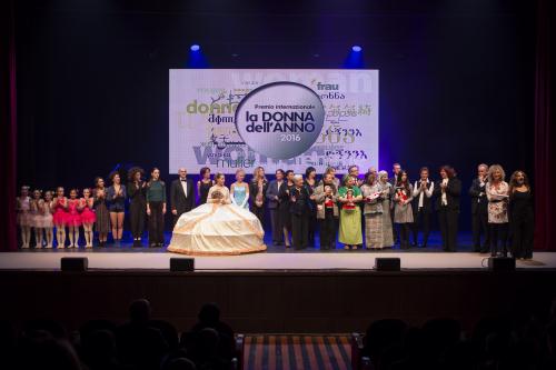 Foto di gruppo sul palco del Teatro Splendor di Aosta