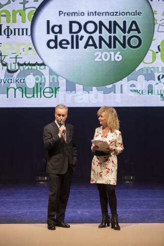 Il Presidente del Consiglio Valle, Andrea Rosset, sul palco insieme a Paola Corti