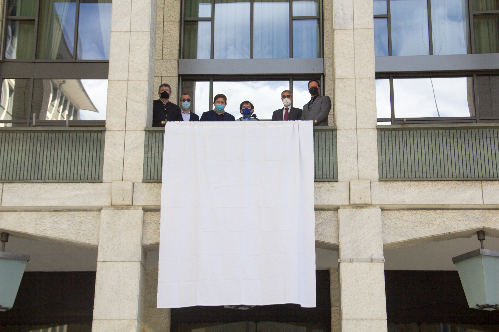 Giornata della legalità: un drappo bianco sulla facciata del Consiglio a Palazzo regionale