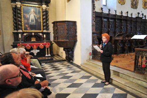 Emanuela Lagnier, directeur artistique du Festival avec le Maître Paolo Bougeat, ouvre la dernière soirée dédiée au Festival dans l'église de l'Ospice du Grand-Saint-Bernard
