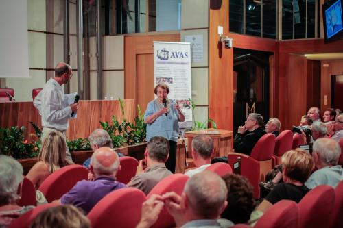 Le secrétaire de l'AVAS, Carlo A. Rossi, avec Madame Augusta Vittoria Cerutti
