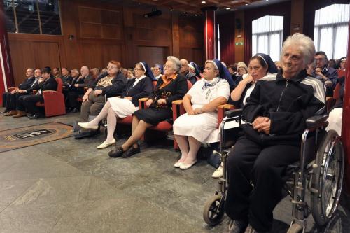 Les volontaires et les malades parmi le public