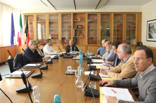 Les Commissaires lors de la réunion