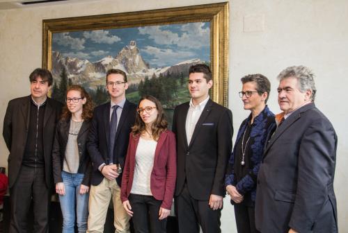 Photo de groupe. A partir de gauche: le Conseiller secrétaire André Lanièce, Sabrina Petey (Association CJV), il Presidente del Consiglio Joël Farcoz, Roberta Sapegno et Giuseppe Grassi (Association CJV), les Viceprésidents de l'Assemblée Patrizia Morelli et Vincenzo Grosjean