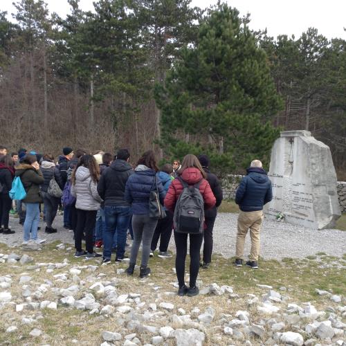 Les élèves à côté de la plaque qui reproduit la «Foiba di Basovizza»