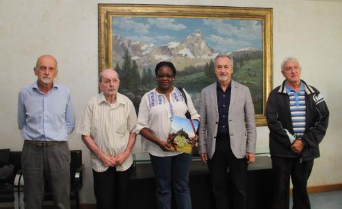 A partir de gauche: le Conseiller régional Nello Fabbri, le missionnaire Emilio Grivon, Albina Maghabe, le Président Andrea Rosset et Francesco Cirrincione, volontaire du Centre missionnaire diocésain régional