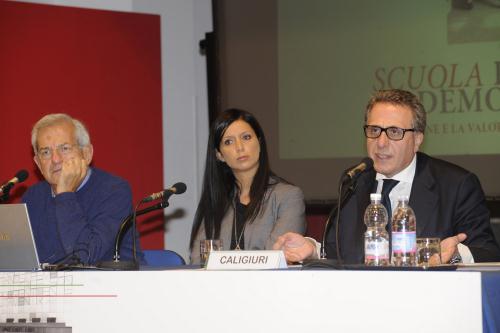A partir de gauche: le Président de Italiadecide Luciano Violante, le Président du Conseil Emily Rini et Mario Caligiuri, Coordinateur de la Commission Culture de la Conférence des régions et Assesseur à la culture de la Région Calabre