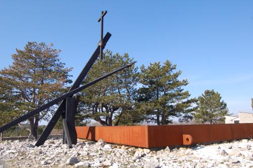 «Foiba di Basovizza»: la grande croix dressée à la mémoire des victimes de la violence titine